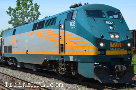 Locomotive VIA902 right side / coté droit